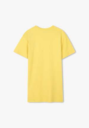 Kortærmet t-shirt med rund hals i ensfarvet gul bomuld, der viser en glat tekstur og et minimalistisk design uden synlige mønstre eller accenter.