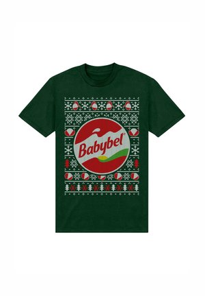 Dunkelgrünes T-Shirt mit einem roten Kreis, der den Text "Babybel" zeigt, umgeben von festlichen weißen und roten Mustern, darunter Schneeflocken und Bäume.