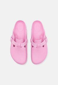 Rosa formgjutna träsandaler med rem och spänne, slät yta och luftventiler för andningsförmåga. Lämpliga för avslappnad användning.