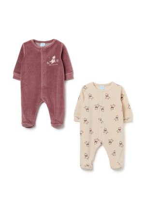 Zwei Baby-Einteiler: einer in weinrot aus Plüsch mit einem grafischen Druck und einer aus beigem Baumwollstoff mit einem sich wiederholenden Tiermuster. Beide haben lange Ärmel und Druckknopfverschlüsse.