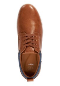 Bruine leren sneaker met een gladde afwerking, ronde neus en een witte rubberen zool. Beschikt over bruine veters en een denim accent bij de hak.