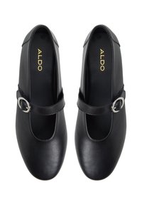 Chaussures en cuir noir avec un bout rond, une sangle avec une boucle en argent et une texture lisse. Logo imprimé en or sur la semelle intérieure.