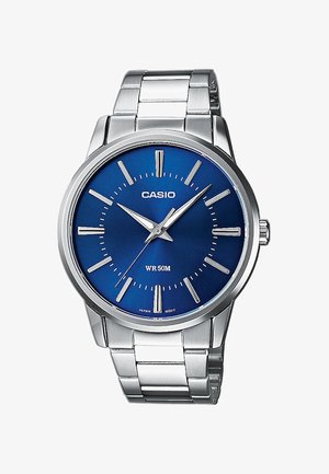 Sølv rustfrit stål armbåndsur med en blå urskive, sølv timemarkører og en poleret bezel. Har en armbåndstrap og vandmodstand på 50m.