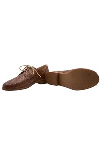 Chaussures en cuir tressé marron avec un bout arrondi, des lacets beiges et une semelle marron lisse dotée d'un motif de grip texturé.