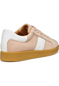 Baskets en suède rose clair avec des accents blancs et une semelle beige. Caractéristiques : bout rond, fermeture lacée à l'avant et cheville rembourrée pour plus de confort.