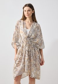 Kimono léger et transparent avec un motif cachemire beige, rehaussé de accents gris et dorés. Doté d'un col en V et d'une taille à cordon pour un ajustement ajustable.