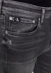 Calvin Klein Jeans SKINNY - Calças de ganga de corte skinny - denim black