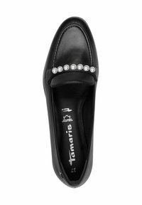 Mocasin din piele neagră, cu vârful rotunjit, partea superioară texturată și un detaliu decorativ din perle false albe pe partea din față.