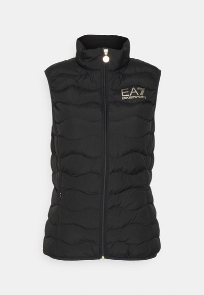Черен т quilted без ръкави жилетка с висок яка, с преден цип и златно лого "EA7 Emporio Armani" от лявата страна.