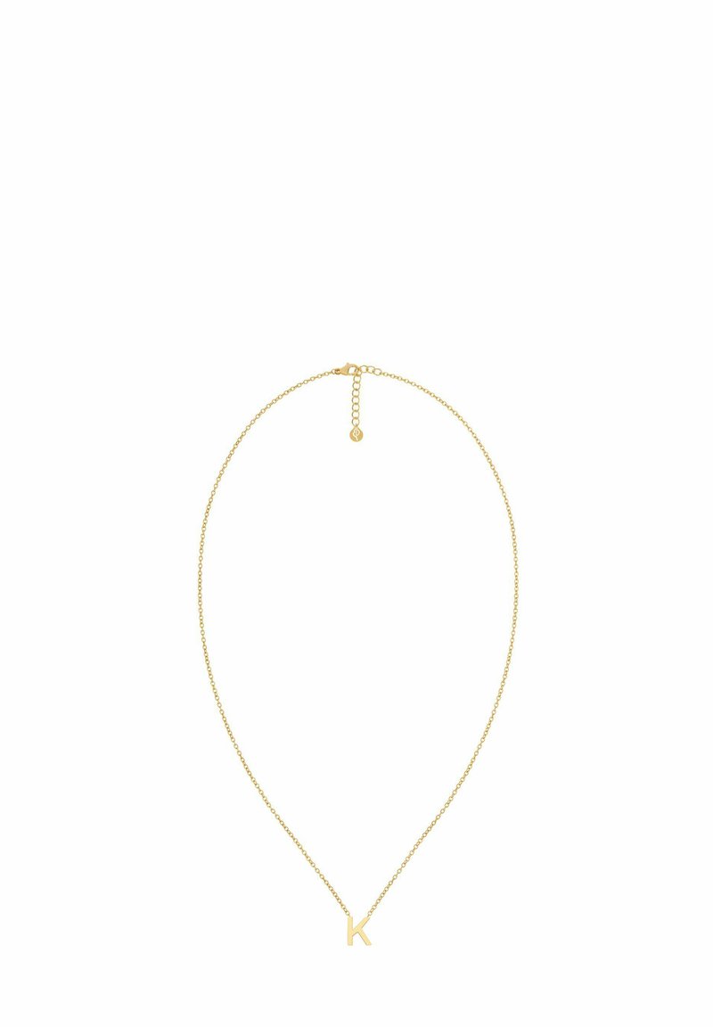 Collana in oro con pendente a forma di "k" minuscola. La catena è delicata e presenta una lucentezza discreta, creando un design minimalista.