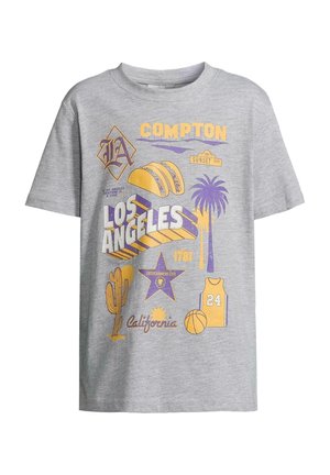 Szara koszulka z krótkim rękawem z kolorowym wzorem graficznym, zawierającym tekst i obrazki związane z Los Angeles, w tym palmy i koszykówkę.