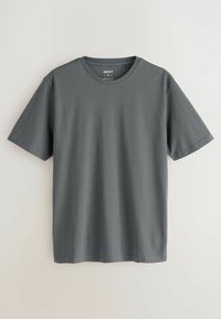 Tricou din bumbac gri, cu o croială obișnuită, gât rotund și mâneci scurte. Fără modele sau accente vizibile. Textură simplă a materialului.