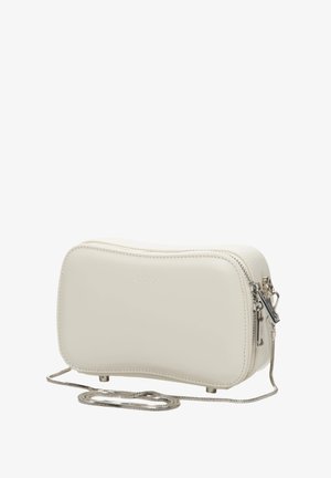 Witte leren crossbodytas met een gebogen ontwerp, zilveren hardware en een afneembare kettingriem. Beschikt over een reliëflogo en een ritssluiting.