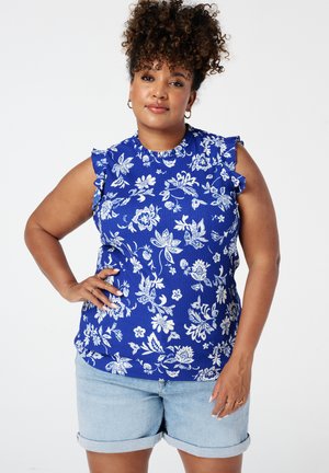 Blauwe bloemen sleeveless top met gerimpelde schouders en een ronde halslijn, gemaakt van textuurstof, gecombineerd met lichtblauwe opgerolde shorts.
