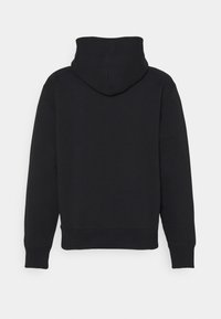 Svart huvtröja med en mjuk textur, featuring hög krage, långa ärmar samt ribbade muddar och nederkant.