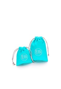 Sacchetti in tessuto turchese in due dimensioni, con un cordoncino argentato e il logo in rilievo "Elli we ♥ jewels" sulla parte anteriore.