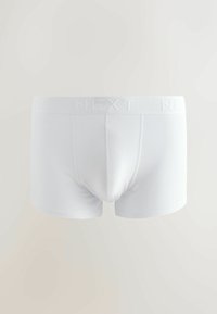 Baltas bokseršortus, izgatavotus no mīkstas auduma, ar platām elastīgām jostasvietām, uz kurām atkārtojas zīmols "NEXT".