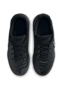 Zapatillas deportivas negras con una parte superior texturizada, sistema de cordones y un logotipo azul prominente. Punta redondeada y un interior acolchado para mayor comodidad.