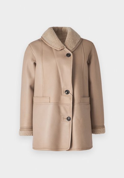 Casaco de pele sintética bege com um suave colarinho de pele de ovelha castanha, dois bolsos frontais e um fecho com um botão. Apresenta detalhes de costura ao longo do corpo.