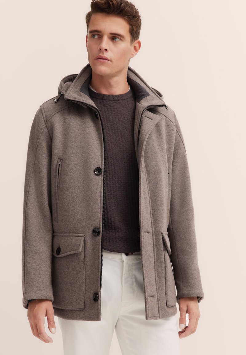 Grahamischweiße Wollmischung Jacke mit Kapuze, ausgestattet mit einem Reißverschluss und Knopfleiste, aufgesetzten Taschen und einem strukturierten Innenfutter.