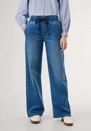 Pantalons en denim bleu à jambe large avec ceinture élastique et cordon de serrage. Comprend des poches latérales et une texture légèrement décolorée.