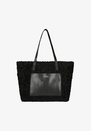 Zwarte getextureerde totebag met een glad voorvak, twee schouderbanden en een klein metalen logo op het vak.