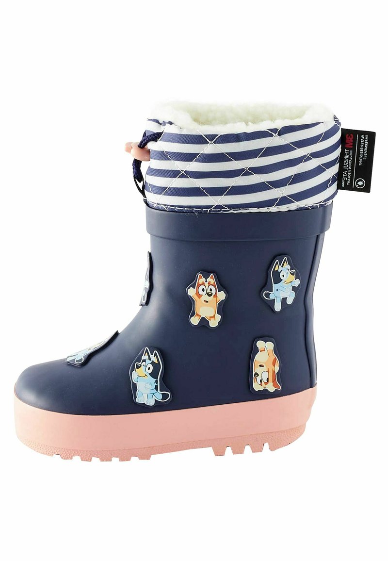 Stivale di gomma blu navy con colletto in pile a righe bianche e blu, suola rosa e sei adesivi di personaggi colorati sul lato.