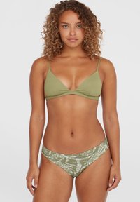 Olive zelený bikini set s trojúhelníkovým topem tenkými ramínky a odpovídajícími kalhotkami s tištěným listovým vzorem a nízkým pasem.
