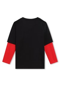Schwarzes T-Shirt mit kurzen Ärmeln, über einem roten Langarmshirt getragen. Hergestellt aus Baumwolle mit glatter Textur. Einfaches, rundes Halsdesign.
