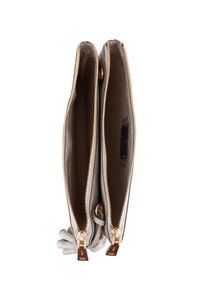 Bolso de cuero gris con dos compartimentos con cremallera, herrajes en tono dorado y una textura suave con un patrón sutil.