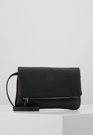 Schwarze Leder-Clutch mit Umschlagklappe, silberner Reißverschlusstasche und Handgelenkschlaufe, präsentiert auf weißer Oberfläche vor grauem Hintergrund.