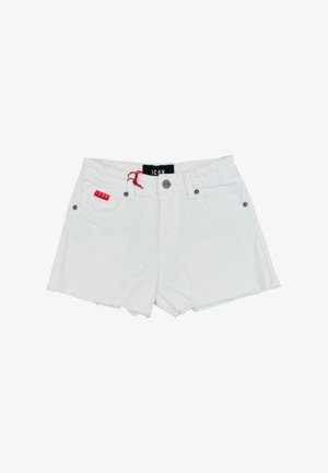 Shorts in denim bianco con orlo sfrangiato, tasche anteriori e una targhetta rossa con la scritta "ICON" vicino al bottone in vita e alla tasca.