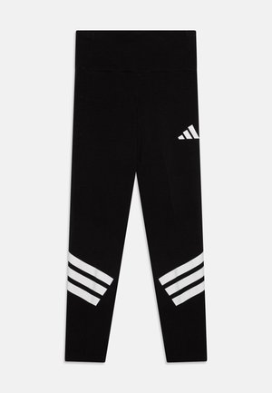 Czarne legginsy z wysokim stanem, z białymi trzema paskami na dolnych partiach nóg i małym logo na górnej części uda.