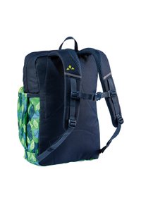 Rucksack mit einem navyblauen Stoffaußenmaterial, lebhaft grünem gemustertem Seitenfach, verstellbaren Tragen, gepolstertem Rücken und stabilisierenden Metalldetails.
