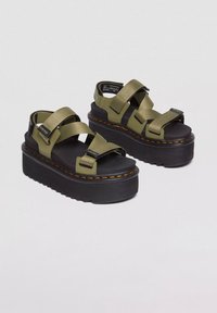 Dr. Martens Sandály na platformě - muted olived