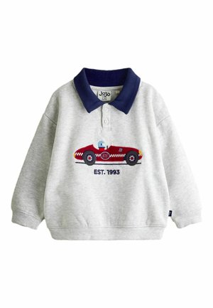 Szara bluza dla malucha z granatowym kołnierzykiem, z czerwonym nadrukiem samochodu wyścigowego i napisem "EST. 1993" z przodu.