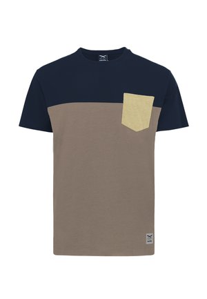 Kurzärmeliges T-Shirt mit marineblauem Oberteil, braunem Unterteil und einer beigefarbenen Brusttasche auf der linken Seite.