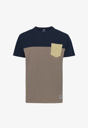 Kurzärmeliges T-Shirt mit marineblauem Oberteil, braunem Unterteil und einer beigefarbenen Brusttasche auf der linken Seite.