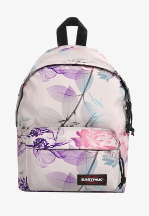Sac à dos avec motif floral rose et violet, poche avant zippée, poignée noire et écusson logo Eastpak sur fond blanc.