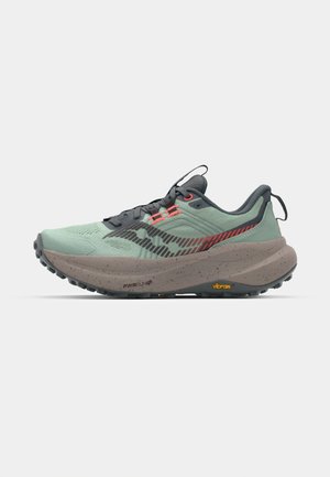 Svijetlozelene trail trkaće tenisice s teksturiranim gornjim dijelom, siva akcenta, crvenim detaljima, debelim točkastim potplatom i Vibram logotipom na potplatu.