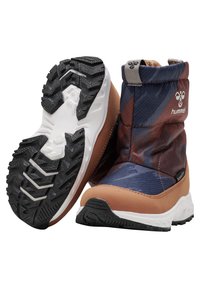 Vattentåliga, isolerade kängor med en kombination av marinblå och röd mönstrad överdel, bruna syntetiska överdrag och en rejäla svarta sula.