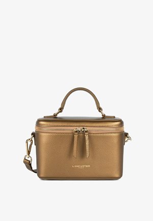 Borsa in pelle marrone con texture, forma rettangolare, chiusura con doppia zip, manico superiore e tracolla removibile. Dettagli hardware in tono dorato.