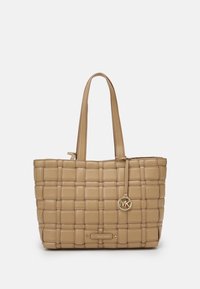 Borsa tote intrecciata di colore marrone con due manici, dotata di un'etichetta con logo, superficie testurizzata e forma rettangolare. Accenti in metallo dorato visibili.