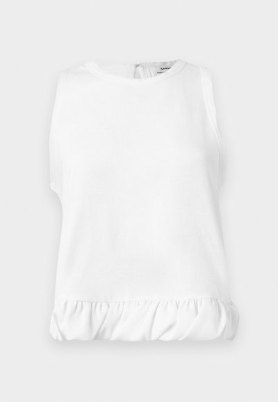 Blouse blanche sans manches avec encolure ronde et ourlet volanté froncé, présentée à plat.