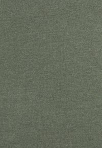 Dunkelgrüner, gerippter Stoff mit einer weichen Textur, der vertikale Linien und einen subtilen Glanz aufweist. Einheitliche Farbverteilung im gesamten Material.