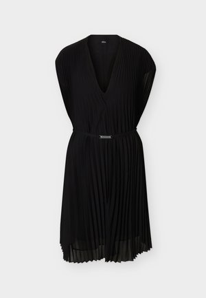 Μαύρο αμάνικο πλισέ φόρεμα με V-λαιμόκοψη και λεπτή ζώνη στη μέση, τελείωμα μέχρι το γόνατο με ελαφρύ διαφανές εφέ.