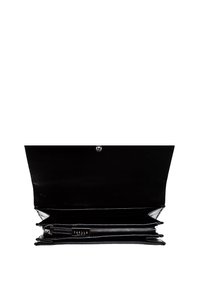 Portafoglio in pelle nera con una texture liscia, dotato di una tasca con zip e più scomparti per carte. Chiusura a scatto nella parte superiore.