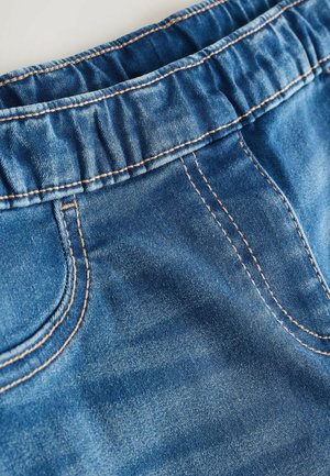 Shorts di denim con vita elasticizzata arricciata. Colore blu profondo con cuciture dorate e due tasche frontali. Texture morbida.