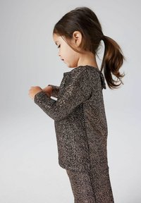 Sorte og gyldne glitrende langærmede top med rund halsudskæring, parret med matchende bukser, der fremviser en tætsiddende design og blød tekstur.