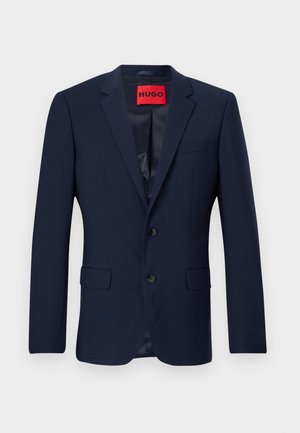 Blazer marine en tissu lisse, doté d'une fermeture à deux boutons, de revers en notch et de deux poches avant. Étiquette de marque rouge à l'intérieur.